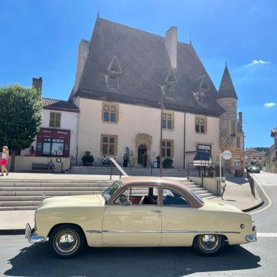 Thierry Dubois stationne devant le Petit Louvre